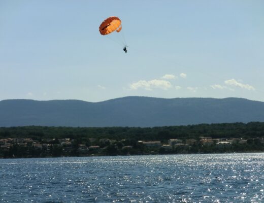 Volo in parapendio sopra il mare