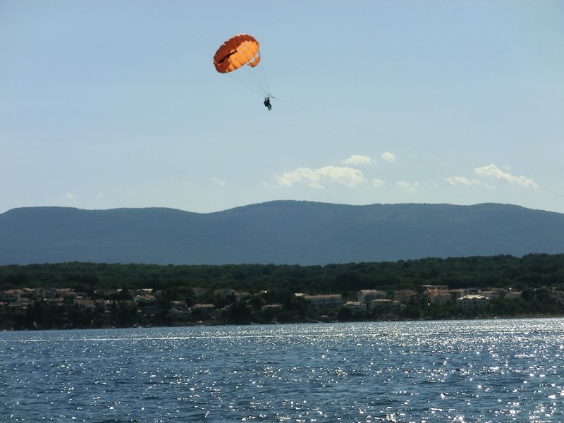 Volo in parapendio sopra il mare